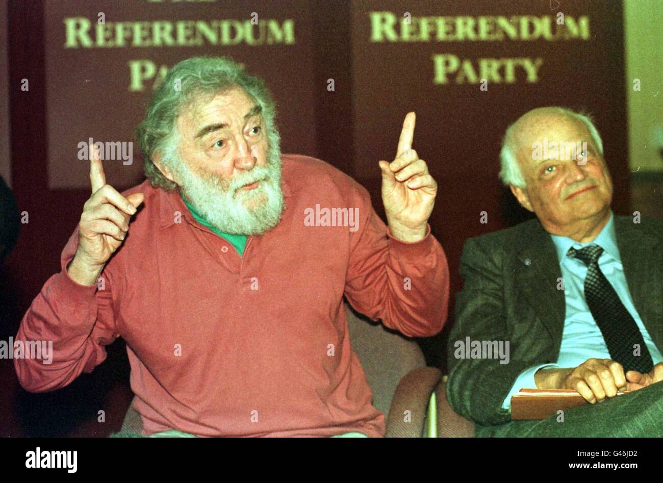 L'ecologo televisivo David Bellamy, parlando alla conferenza stampa di oggi (Sat), a Manchester, dove è stato svelato come il referendum Party Choice per combattere il primo Ministro John Major nella sua circoscrizione di Huntingdon alle elezioni generali, dal leader del partito Sir James Goldsmith (destra). PA Foto di Malcolm Croft. Vedi PA Story POLITICS referendal. Foto Stock