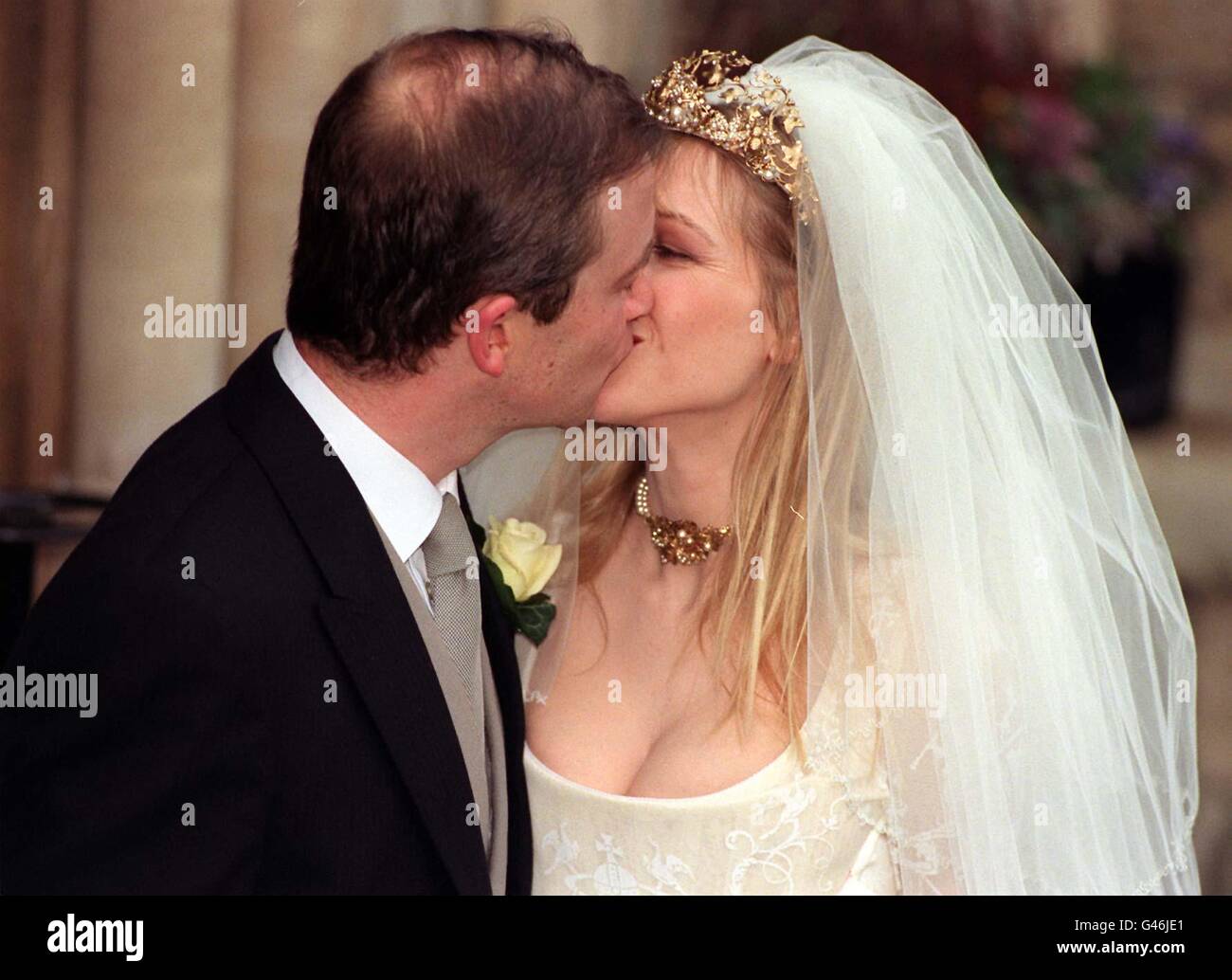 Comedien Harry Enfield bacia la sua sposa Lucy Lyster dopo il loro servizio di nozze a Farm Street Church Mayfair questo pomeriggio (Sabato). Foto di Neil Munns/PA. Foto Stock
