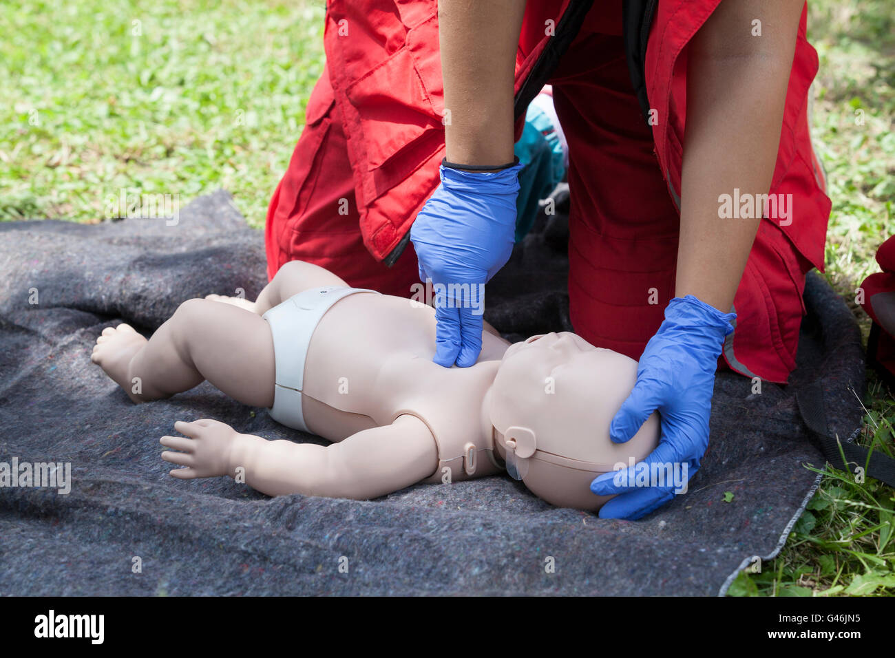 Baby CPR manichino di formazione di primo soccorso. La rianimazione cardiopolmonare - CPR. Foto Stock