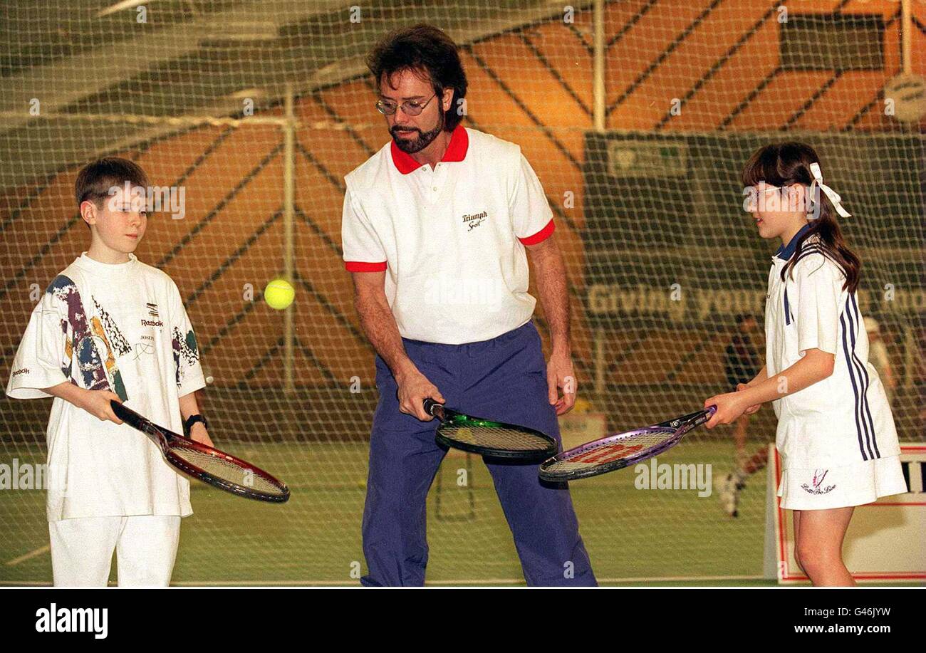Sir Cliff Richard ha preso tempo da Heathcliff per aiutare nell'assestamento di ventidue stelle di tennis in erba al David Lloyd Club, Raynes Park, Surrey, ieri (Sabato) per lo sviluppo Trust. Nella foto sono raffigurati Claire Peterzan e Joseph Johnson. PA. Foto Stock