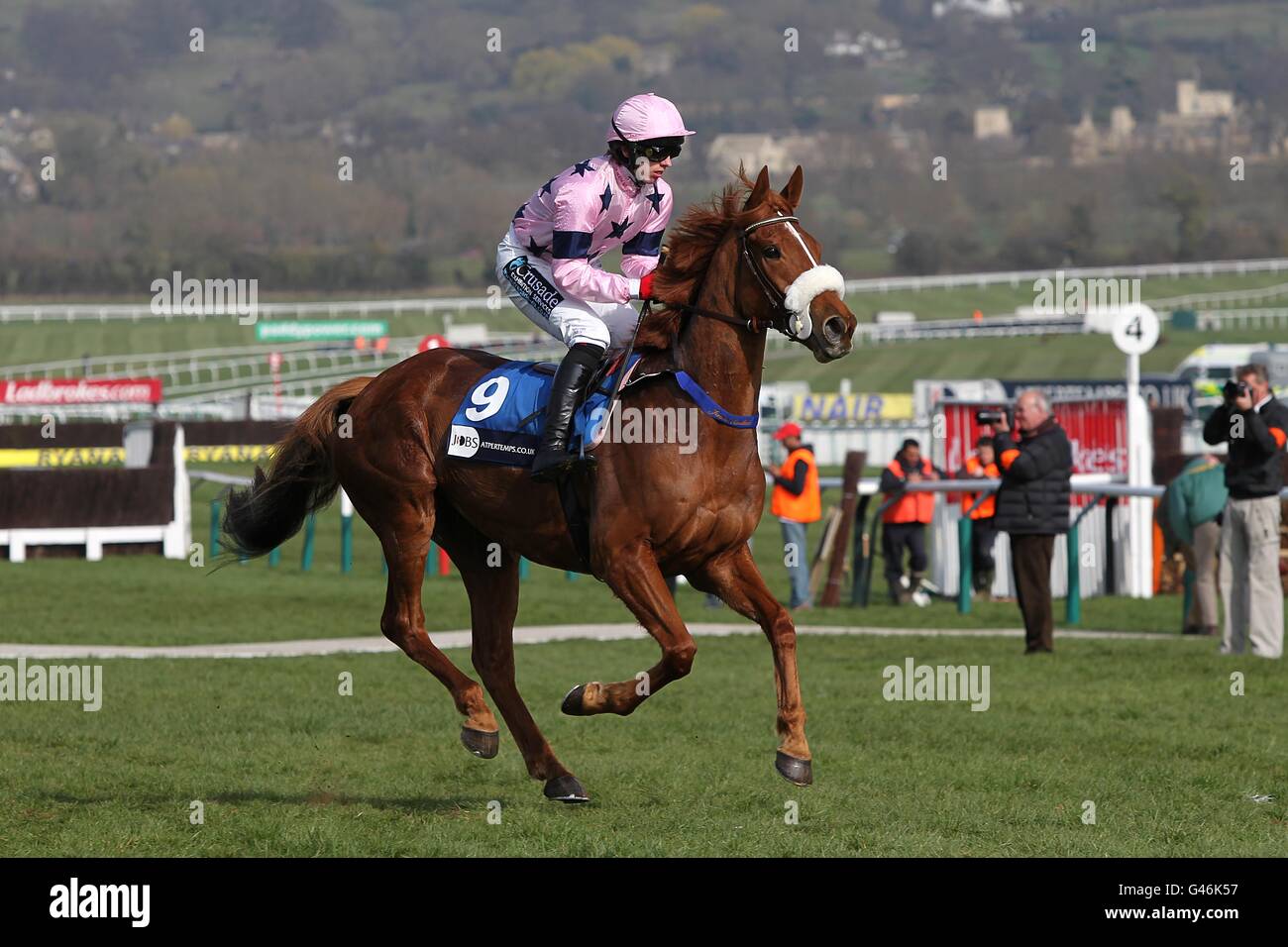 Corse ippiche - Festival di Cheltenham 2011 - terzo giorno. Barafundle guidato da Alan o'Keeffe va a postare il giorno di San Patrizio, durante il Cheltenham Festival. Foto Stock