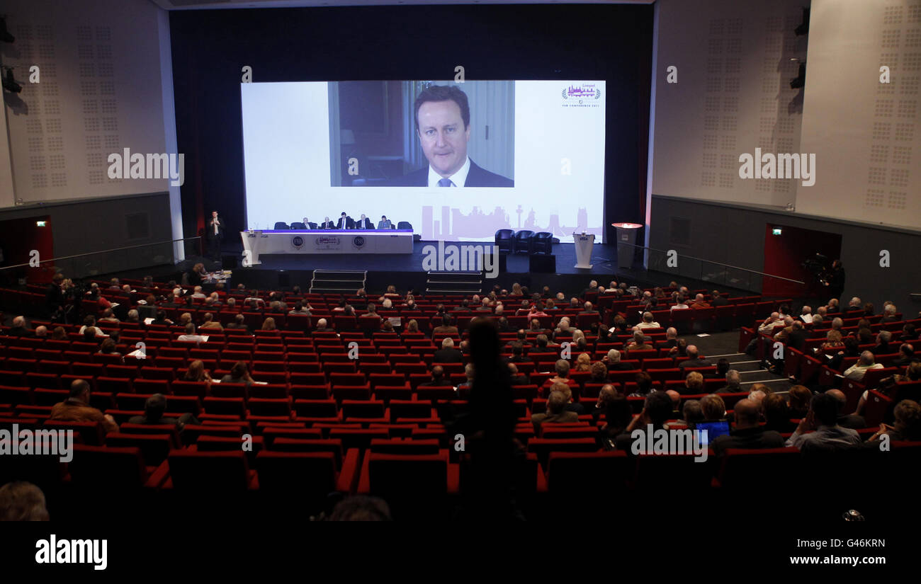 Un videomessaggio del primo Ministro David Cameron è presentato alla Conferenza nazionale annuale della Federazione delle piccole imprese presso il BT Convention Center di Liverpool. Foto Stock