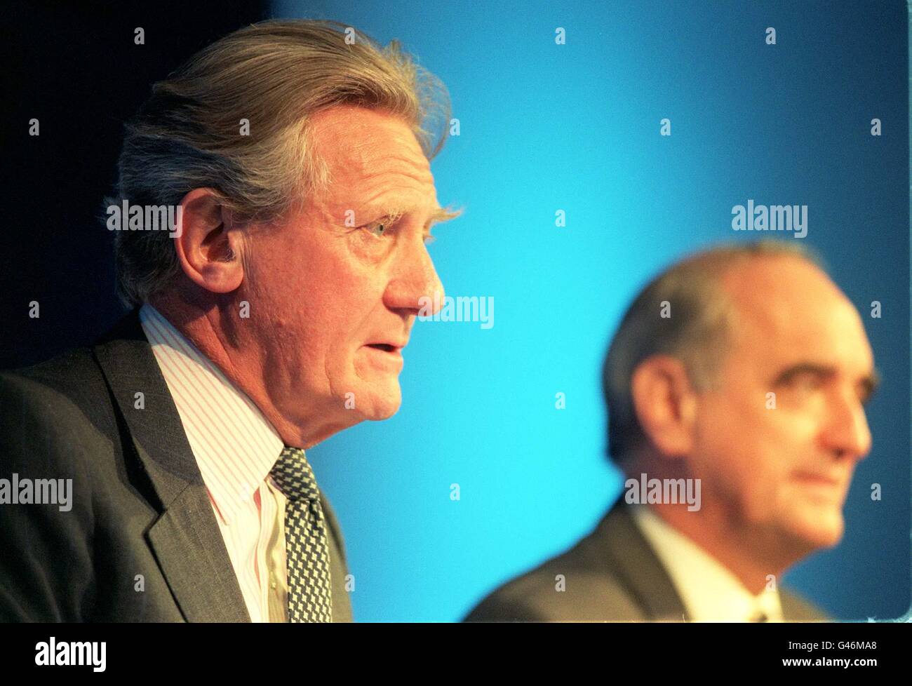 Il Vice primo Ministro Michael Heseltine (a sinistra) e il Presidente del Partito Brian Mahhinney a una conferenza stampa presso l'Ufficio Centrale conservatore di Londra, questa mattina (mercoledì). Nel corso del briefing, Heseltine ha acclamato i nuovi dati sull'occupazione di oggi come prova del funzionamento delle politiche della Tory. Foto di Neil Munns/PA. VEDERE I TORY DI ELEZIONE DELLA STORIA DEL PA. Foto Stock