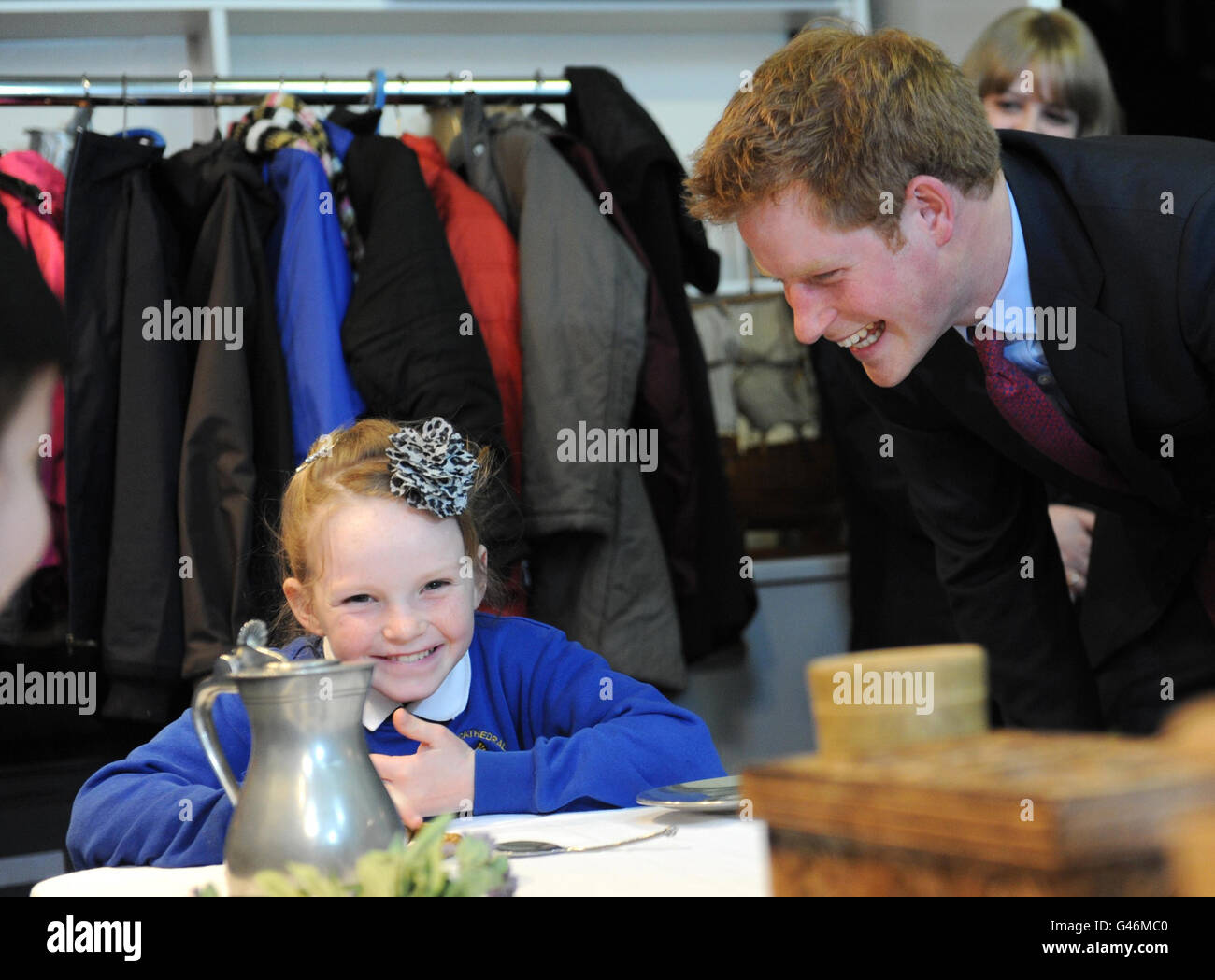 Il principe Harry incontra i bambini della scuola durante una visita al Mary Rose Museum di Portsmouth. Foto Stock