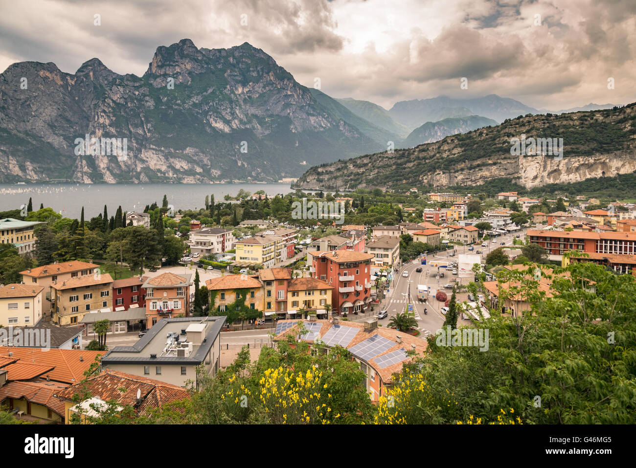 Panorama di Torbole, una piccola cittadina sul Lago di Garda, Italia. Foto Stock
