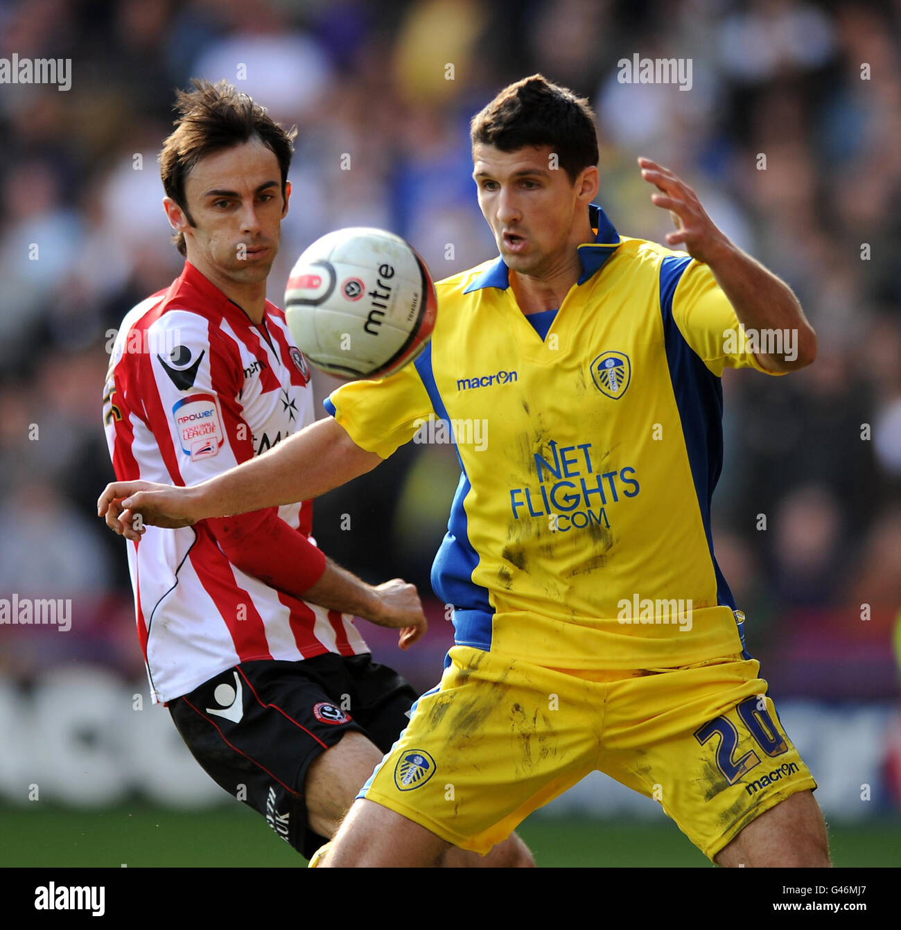 Daniel Bogdanovic (a sinistra) di Sheffield United e Eric Lichaj di Leeds United durante la partita del campionato di calcio di Npower a Bramall Lane, Sheffield. Foto Stock