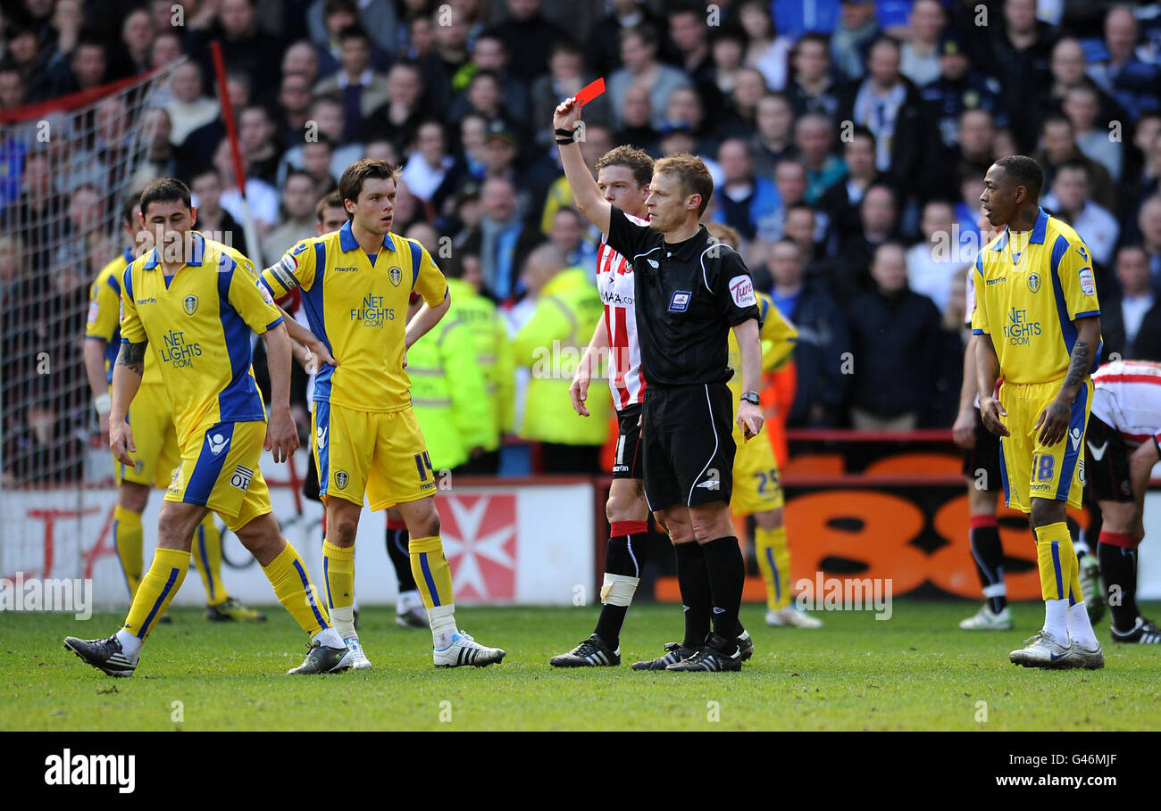 Il Billy Paynter di Leeds United (davanti a destra) viene mostrato come una carta rossa durante la partita del campionato di calcio della Npower League a Bramall Lane, Sheffield. Foto Stock