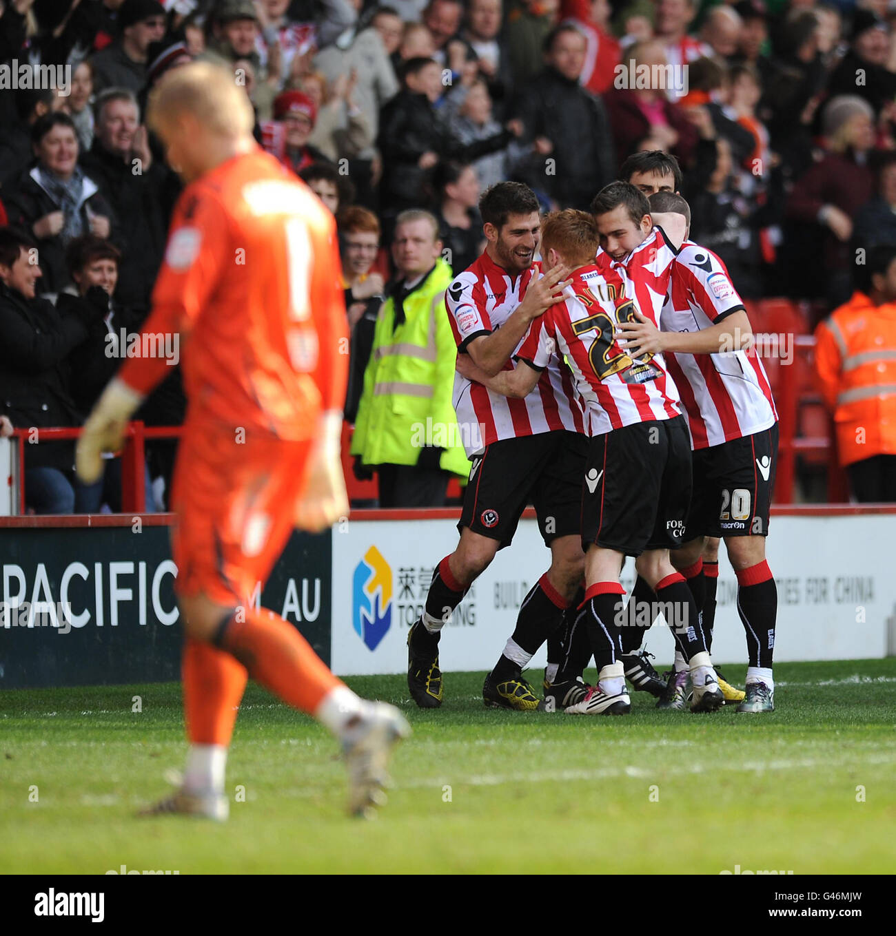 I giocatori di Sheffield United festeggiano dopo che Eric Lichaj (non illustrato) di Leeds United segna un proprio gol durante la partita del campionato Npower Football League a Bramall Lane, Sheffield. Foto Stock