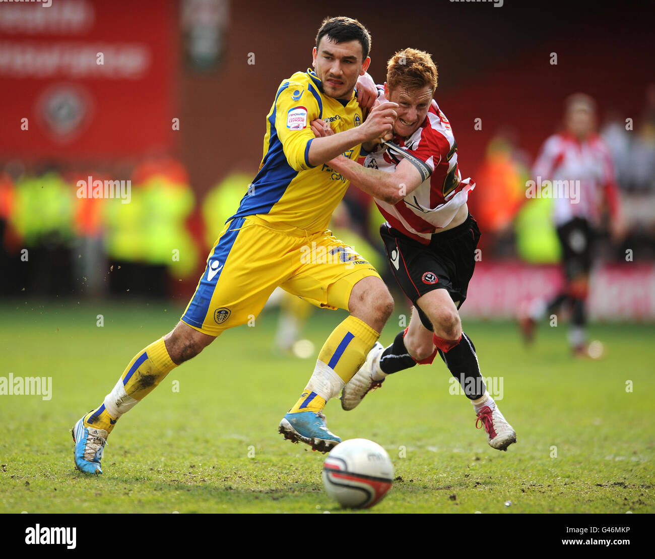 Stephen Quinn di Sheffield United (a destra e Robert Snodgrass di Leeds United durante la partita del campionato di calcio Npower a Bramall Lane, Sheffield. Foto Stock