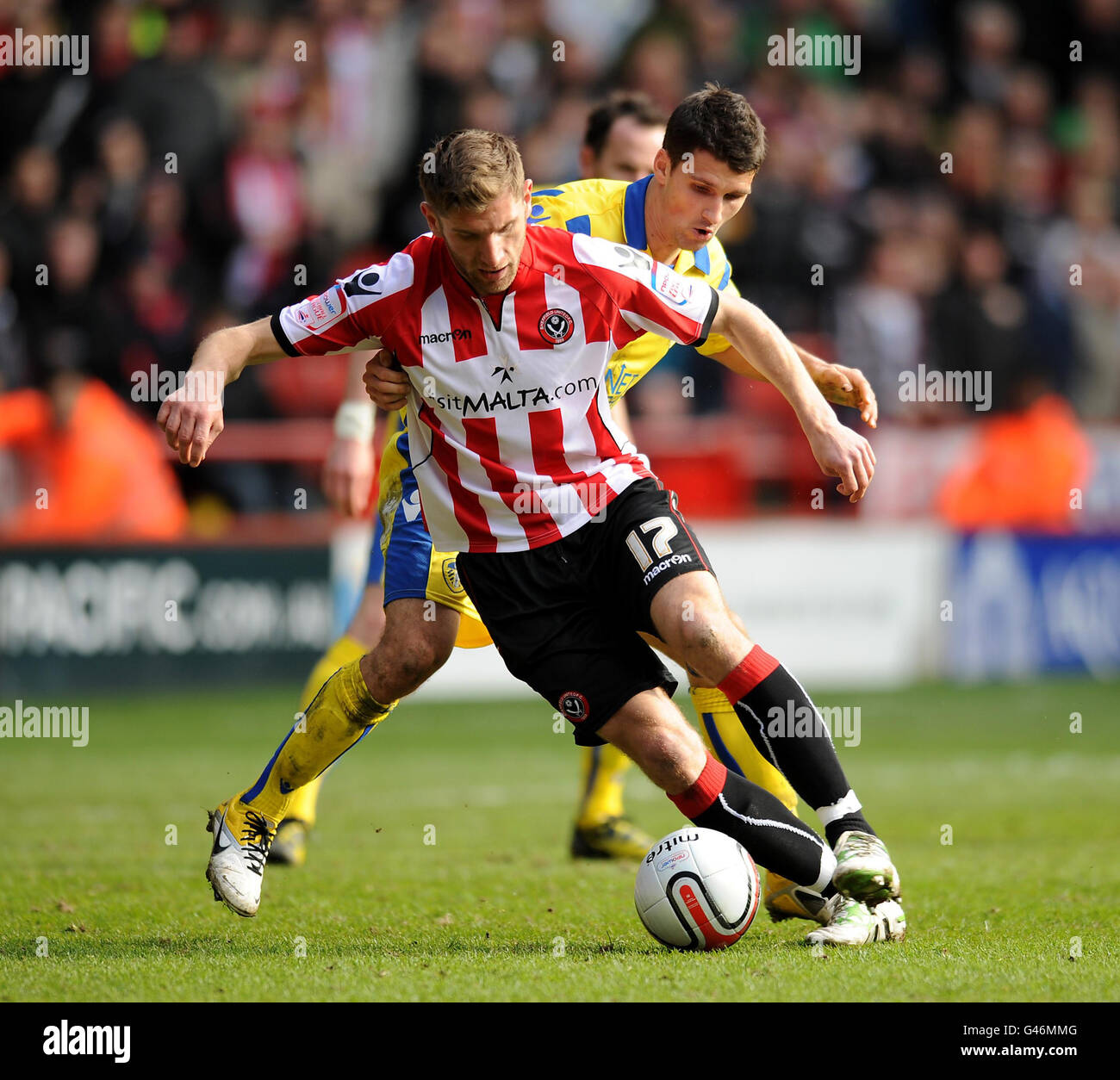Richard Cresswell e Eric Lichaj del Leeds United durante la partita del campionato di football della Npower Football League a Bramall Lane, Sheffield. Foto Stock
