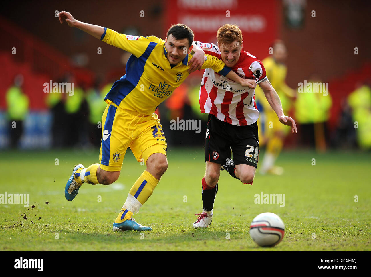 Stephen Quinn di Sheffield United (a destra e Robert Snodgrass di Leeds United durante la partita del campionato di calcio Npower a Bramall Lane, Sheffield. Foto Stock