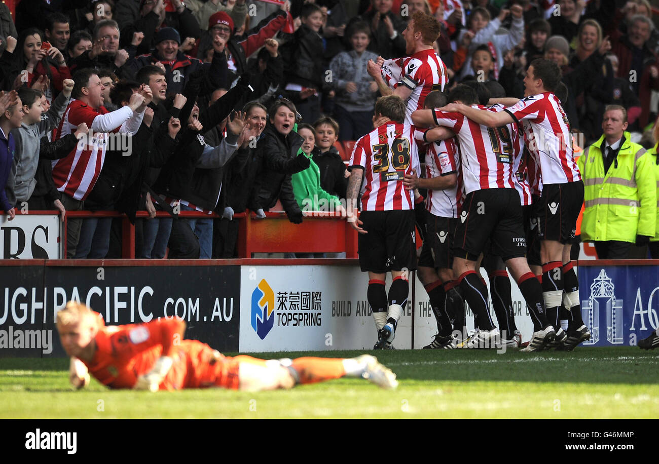 Bjorn Riise (38) di Sheffield United festeggerà con i suoi compagni di squadra abd i tifosi dopo aver ottenuto il secondo gol ai suoi lati durante la partita del campionato di calcio della Npower League a Bramall Lane, Sheffield. Foto Stock