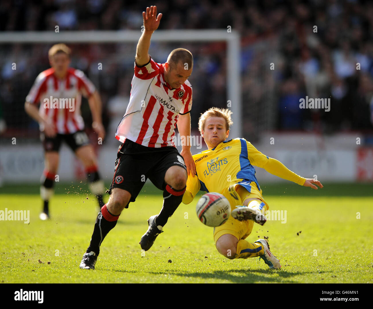 Michael Doyle di Sheffield United e Barry Bannan di Leeds United (a destra) durante la partita del campionato di calcio di Npower a Bramall Lane, Sheffield. Foto Stock