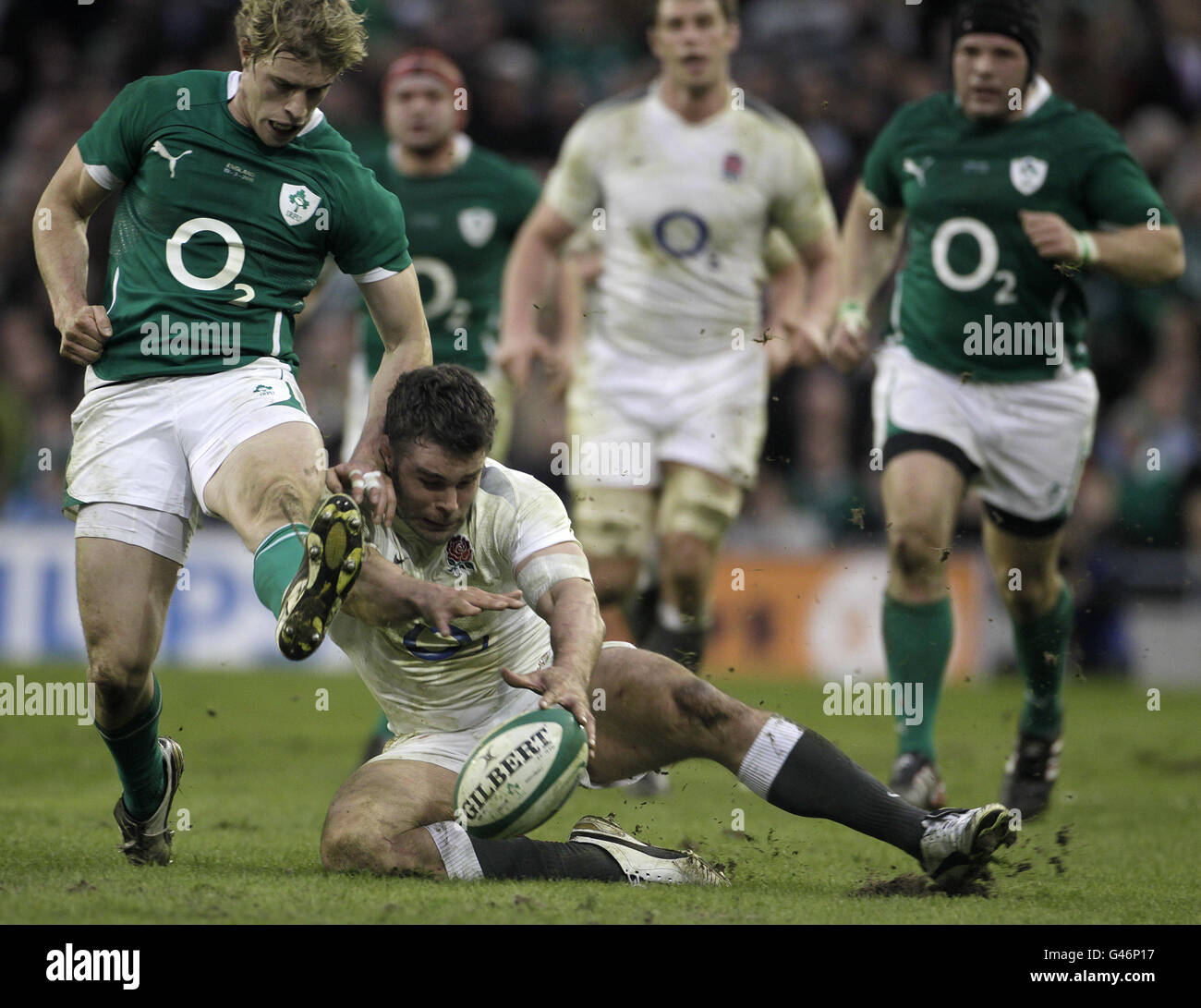 Tommy Bowe irlandese e Nick in Inghilterra combattono per la palla durante la partita RBS 6 Nations all'Aviva Stadium di Dublino, Irlanda. Foto Stock