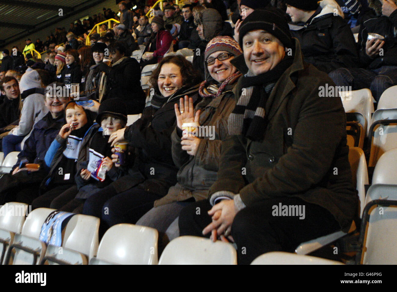 Rugby Union - Magners League - Glasgow Warriors / Benetton Treviso - Firhill Stadium. Glasgow Warriors tifosi negli stand Foto Stock