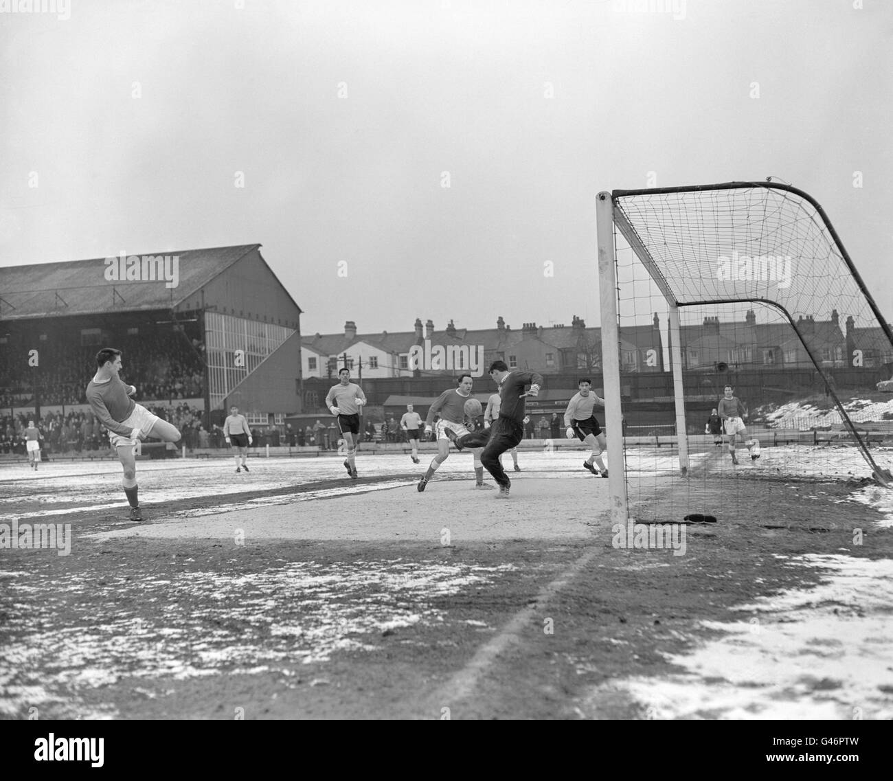 Calcio - fa Cup - terzo turno - Watford v Rotherham - Vicarage Road. Dave Underwood, il portiere di Watford salva una testata a distanza ravvicinata da Hugh McIlmoyle, a sinistra, il Rotherham centro in avanti Foto Stock