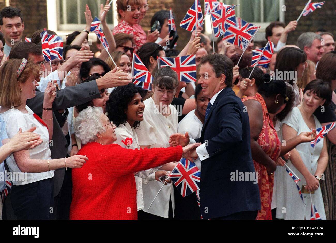 Il nuovo primo ministro Tony Blair incontra i bravissimi prima di risiedere a No10 Downing Street, dopo la vittoria schiacciante dei laburisti alle elezioni generali. Foto di Rebecca Naden/PA Foto Stock