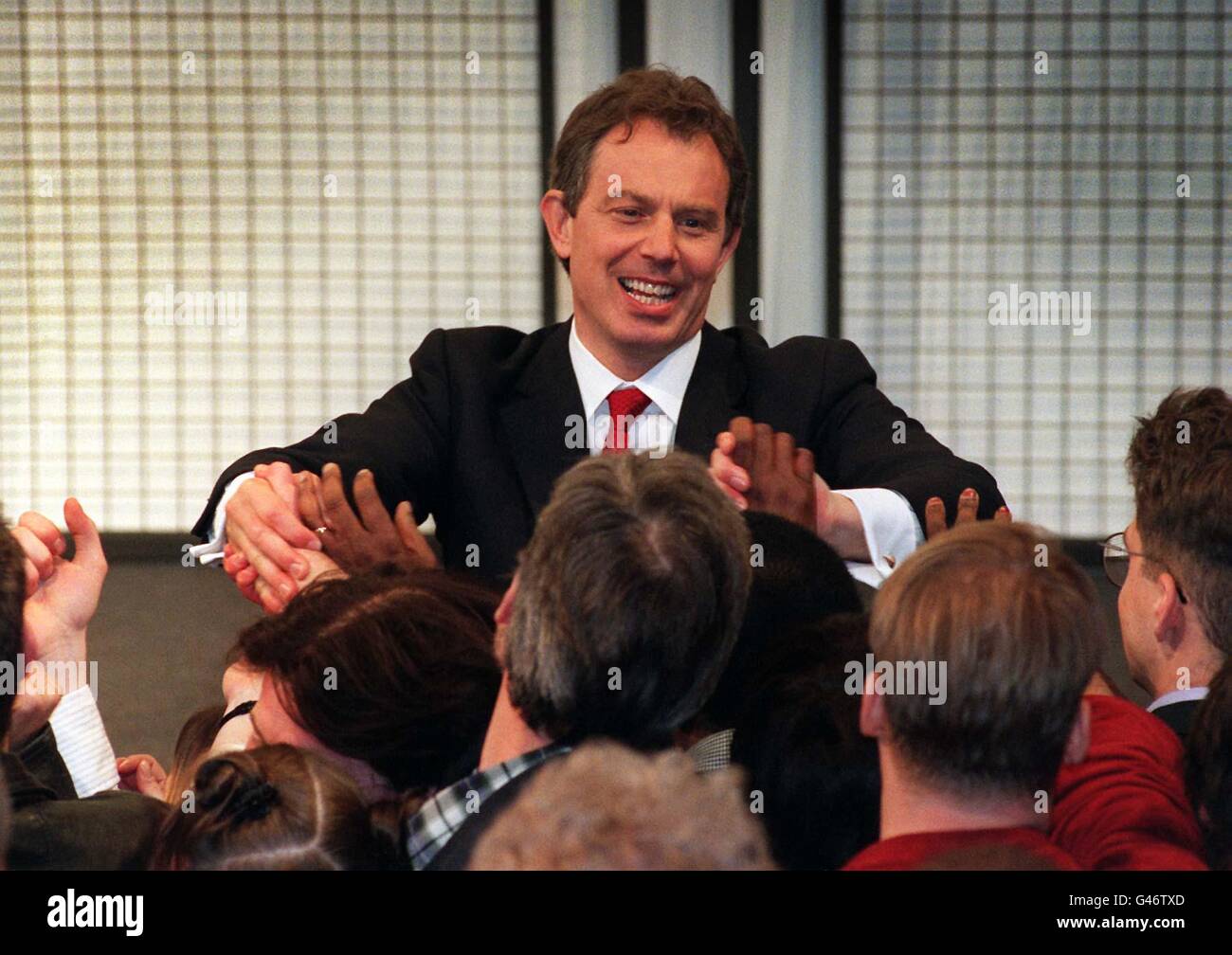 Il leader del partito laburista Tony Blair si rivolge a un raduno fuori dal Royal Festival Hall di Londra questa mattina. Il partito laburista ha ottenuto una vittoria schiacciante nelle elezioni generali. Foto Stock