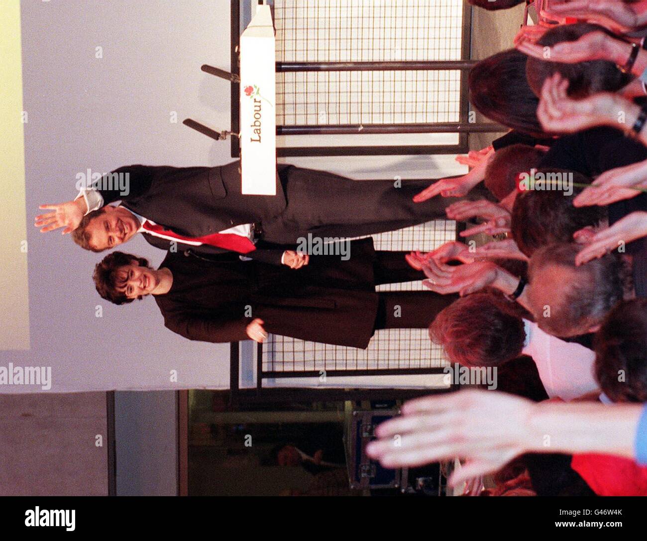 Il nuovo prime Mintiter britannico con sua moglie Cherie dopo aver rivolto un'ecstatic folla di tifosi al di fuori del Royal Festival Hall sulla South Bank di Londra nelle prime ore di questa mattina (venerdì). Vedi il SONDAGGIO della storia del PA Labor Festival. Foto Neil Munns/PA. Foto Stock