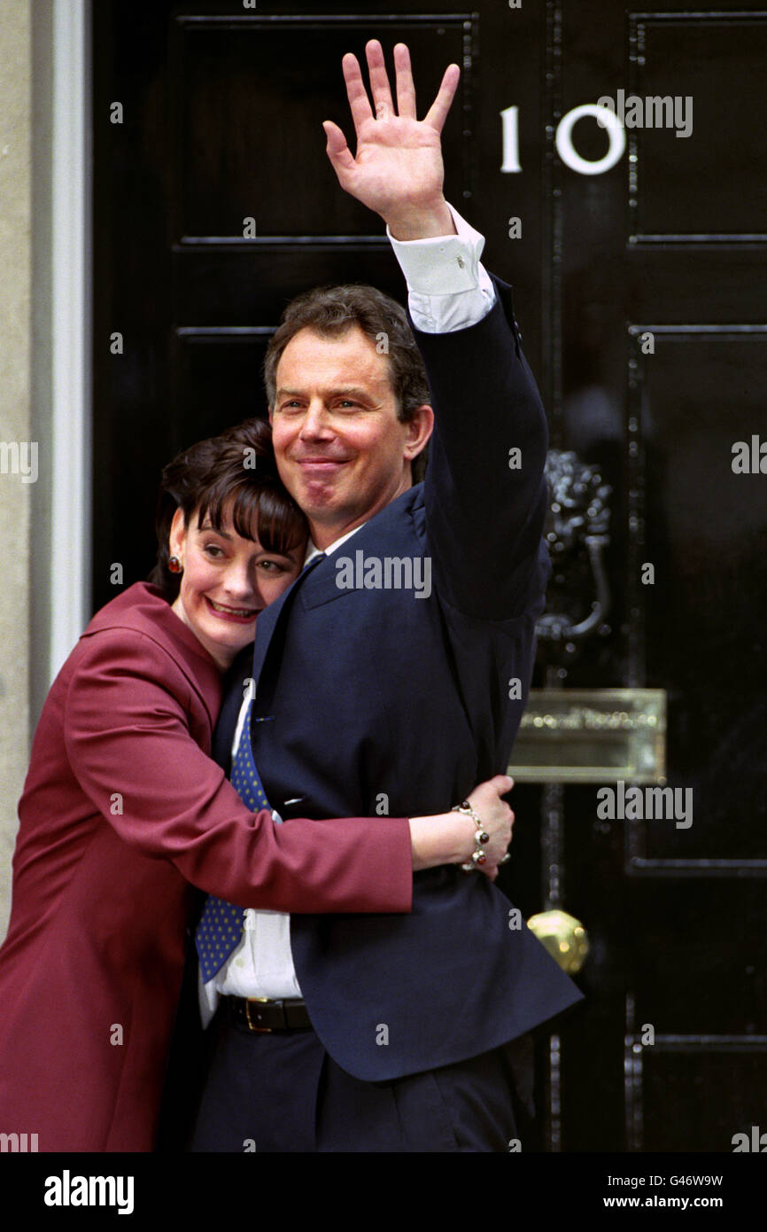 Tony e Cherie Blair abbracciano davanti al n. 10 Downing Street dopo che il leader laburista è stato eletto primo ministro. Il partito sta celebrando una vittoria schiacciante sui Tory, che hanno subito la loro peggiore sconfitta elettorale dal 1832. Foto Stock