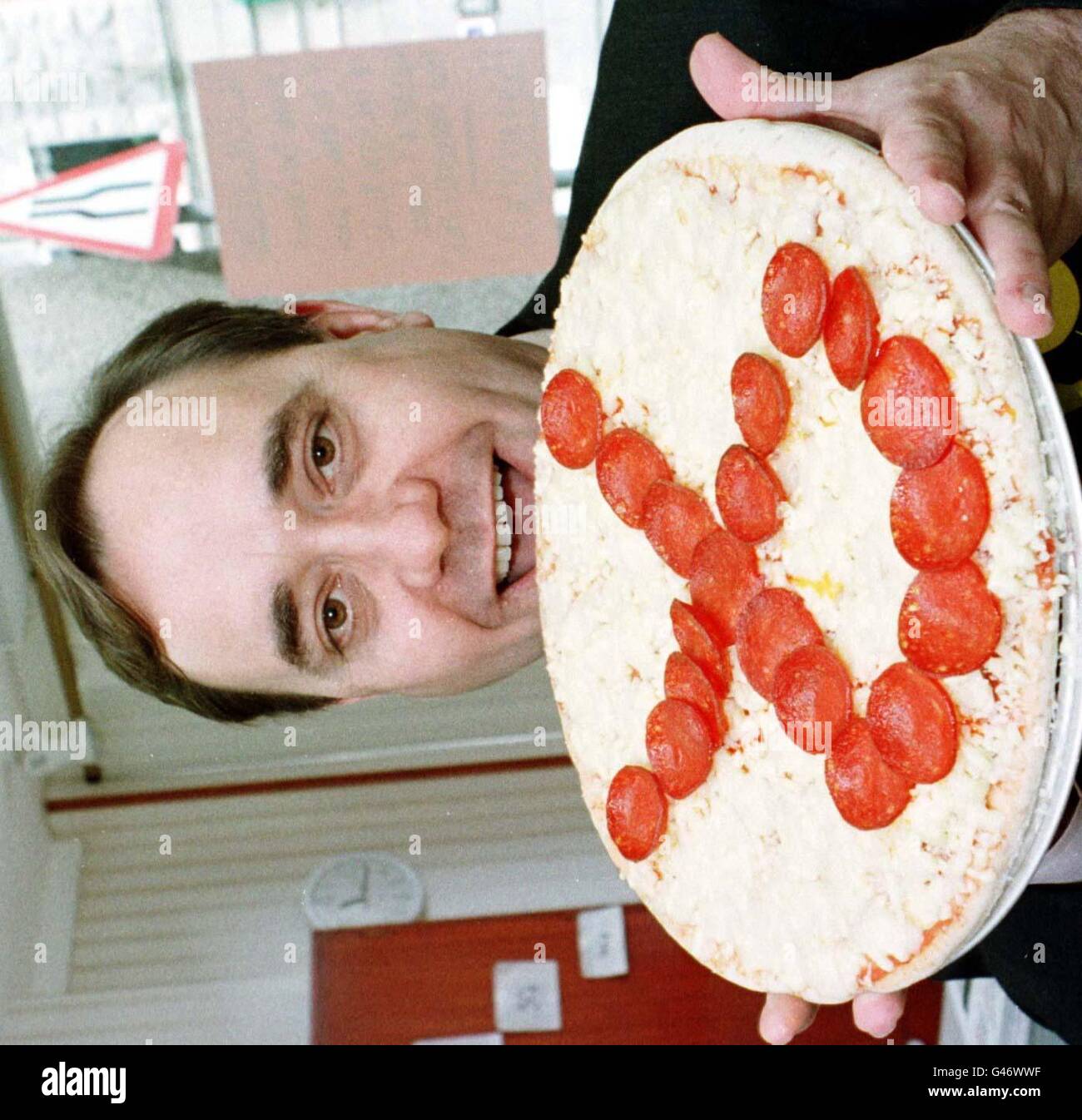 Alex Salmond è stato presentato con questa pizza con il logo SNP, quando ha visitato un negozio a Fraserburgh, Scozia, questa mattina (Giovedi). L'onorevole Salmond ha espresso il suo voto alle elezioni generali. PA. Foto Stock