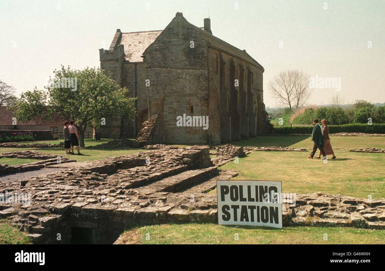 Stazione di polling a Muchelney Abbey nel Somerset. Vedi PA Story ELEZIONI/stazioni.. Foto Barry Batchelor/PA Foto Stock