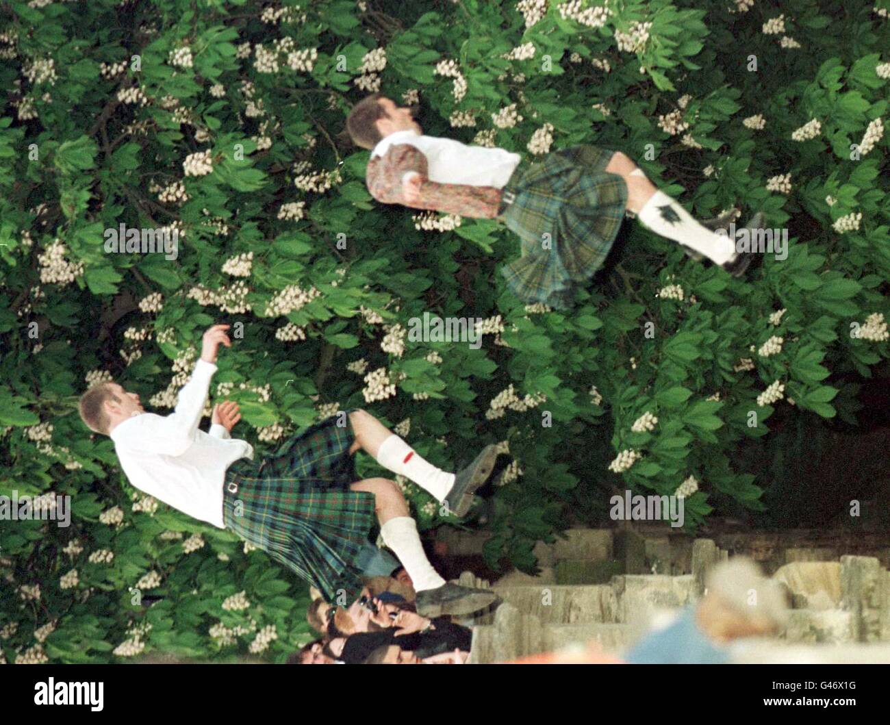 I festaioli in kilt saltano dal Magdalen Bridge, Oxford, come parte delle tradizionali celebrazioni del giorno di maggio nella città universitaria. Foto di Tim Ockenden/PA. Foto Stock