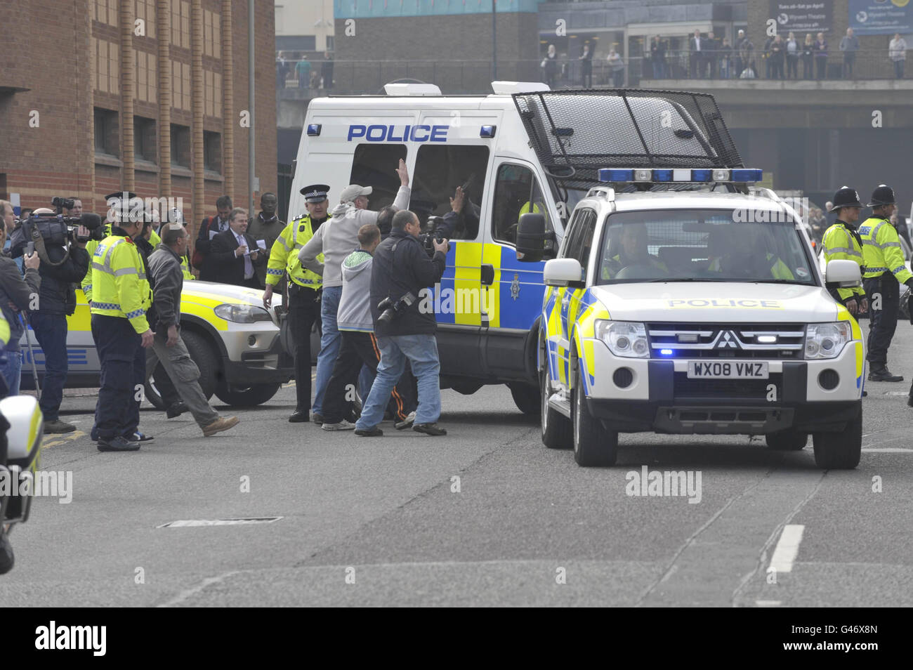 Membri dell'attacco pubblico il pulmino di polizia contenente Christopher Halliwell che lascia la Corte dei Magistrati Swindon, dopo che è stato rimesso in custodia dopo essere stato accusato dell'assassinio di Sian o'Callaghan. Foto Stock