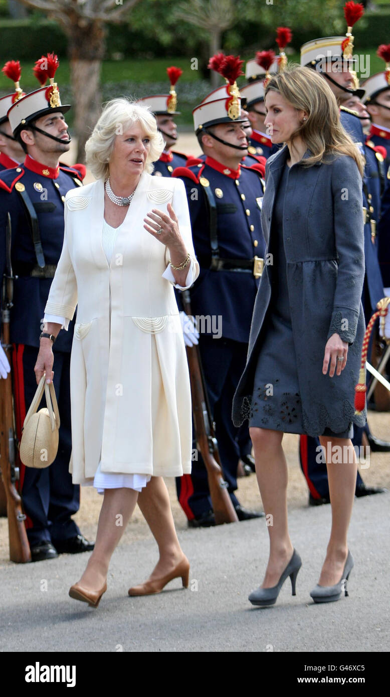 La Duchessa di Cornovaglia e la Principessa Asturias Letizia di Spagna (a destra) durante un ricevimento al Palacio De El Pardo a Madrid in Spagna. Foto Stock