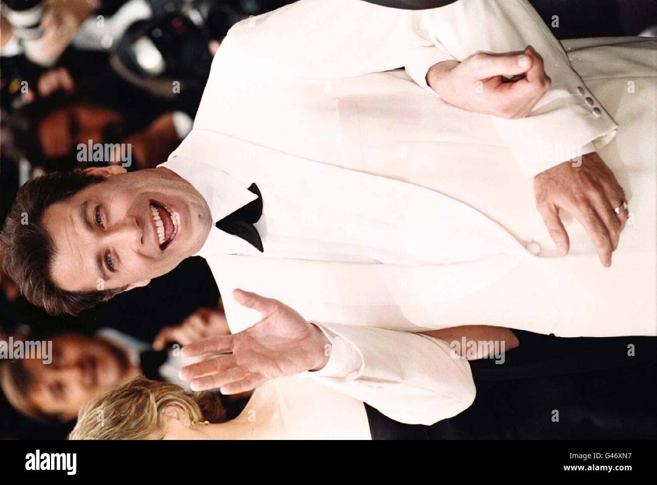 Travolta/Cannes all'arrivo. John Travolta arriva per la prima di lei è così bella al 50th Cannes Film Festival. Foto Stock
