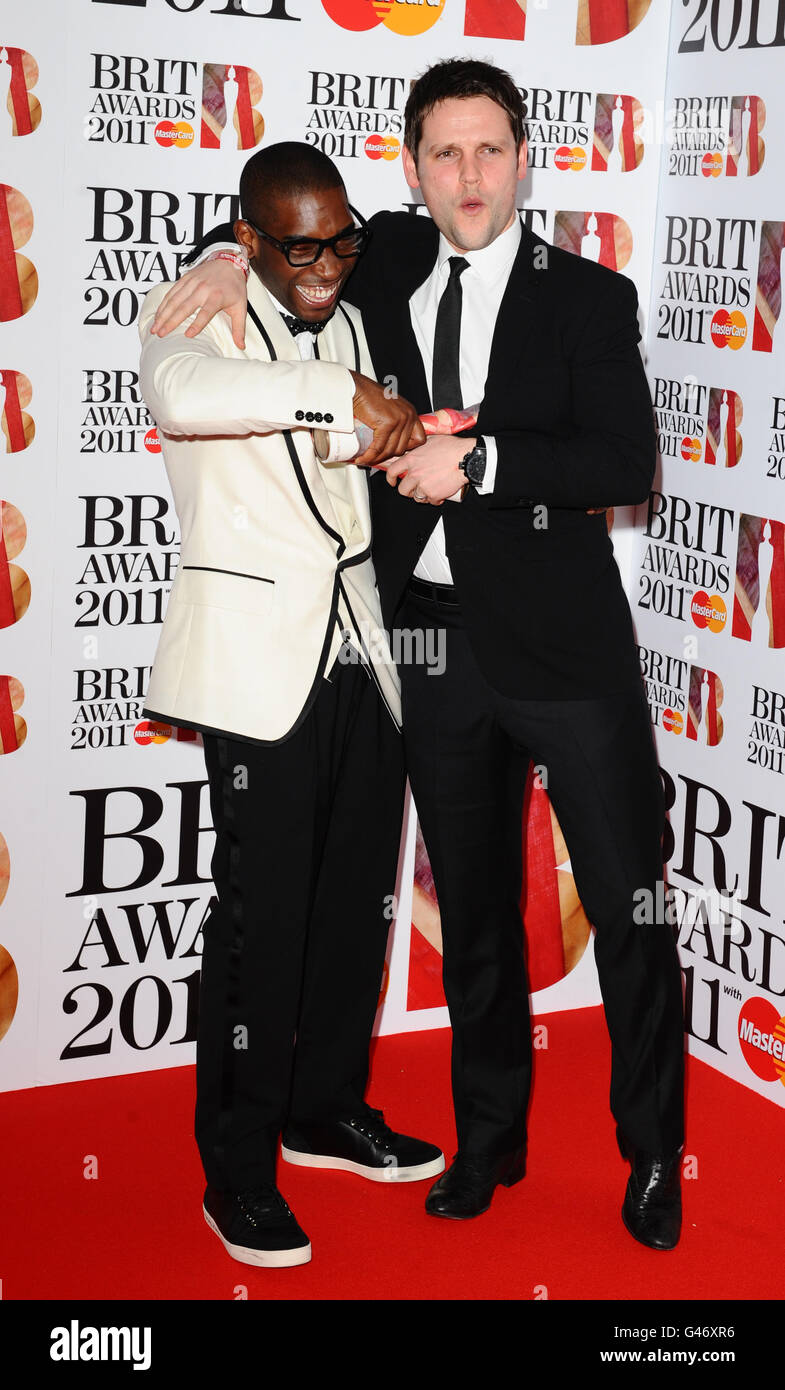 Tinie Tempah e Gordon Smart backstage al Brit Awards 2011 all'O2 Arena di Londra. PREMERE ASSOCIAZIONE foto. Data immagine: Martedì 15 febbraio 2011. Il credito fotografico dovrebbe essere: Ian West/PA Foto Stock