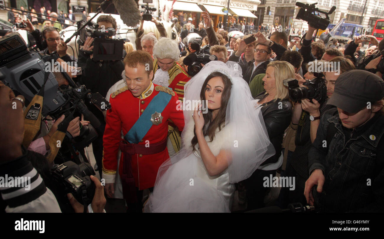 Lookie likies di Kate Middleton e Prince William arrivano a Waterstones, Picadilly, Londra, per il lancio di un nuovo libro "Kate & Wills up the Aisle" di Alison Jackson. Foto Stock