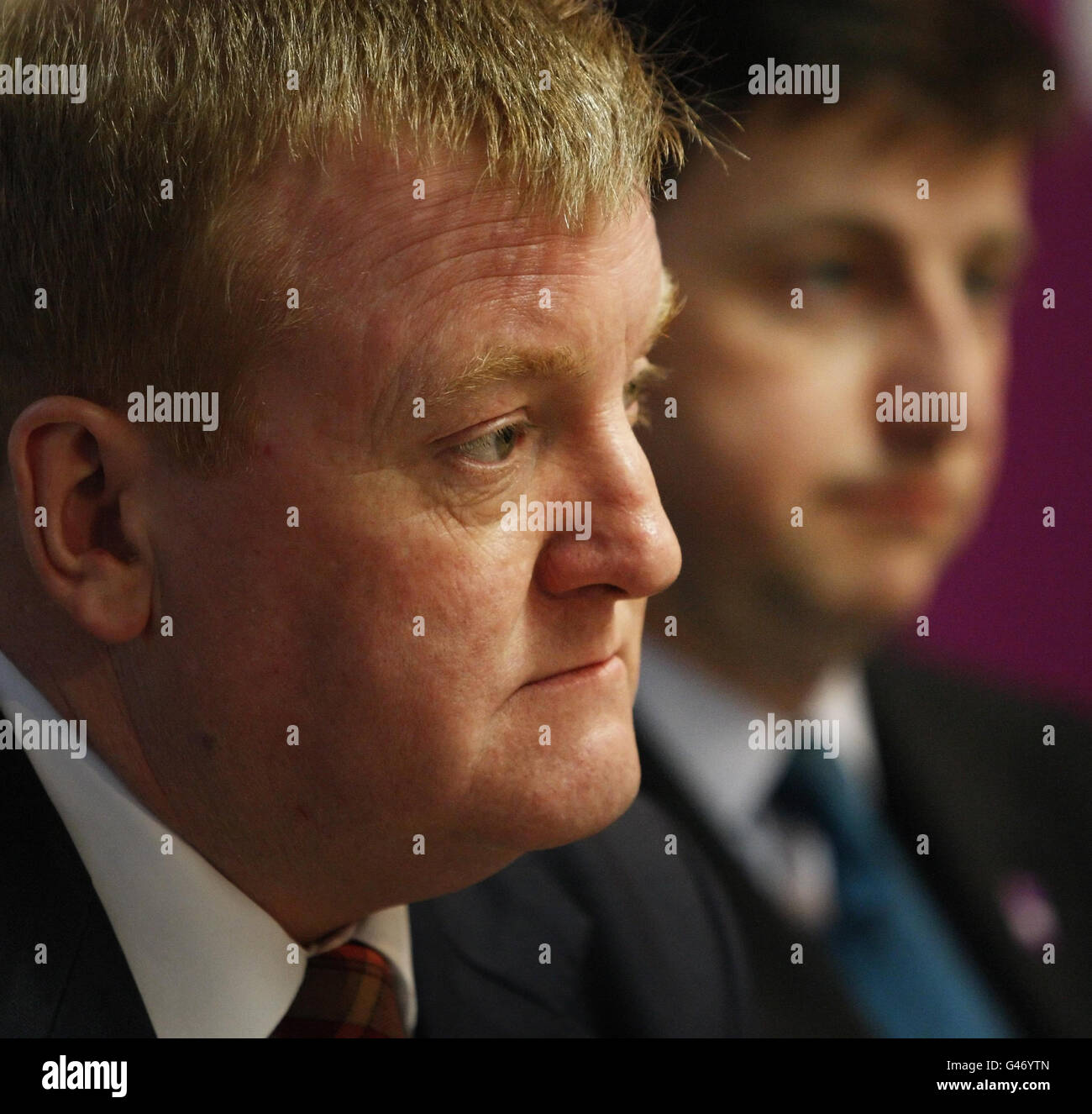 Il liberaldemocratico Charles Kennedy (a sinistra) e il laburista Douglas Alexander (a destra) durante il lancio della campagna "Sì ai voti più equi" presso la sede CENTRALE DI STUC a Glasgow. Foto Stock