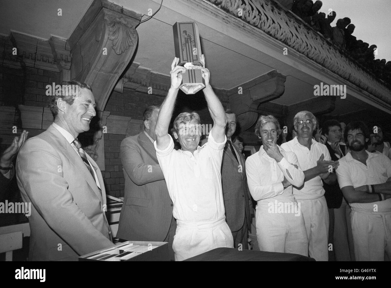 Barry Wood, capitano del Derbyshire, detiene il trofeo NatWest Bank Dopo la loro vittoria sul Northamptonshire Foto Stock