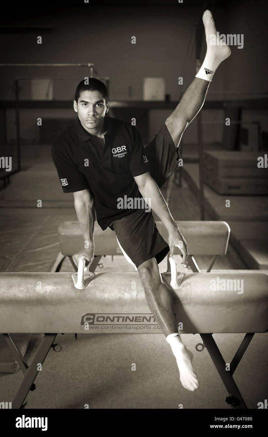 Immagine convertita in seppia nella photoshop Louis Smith posa su Il cavallo pommel durante il giorno di apertura dei mezzi di comunicazione a Lilleshall National Sports Center a Shropshire in vista dell'europeo del mese prossimo Campionato di ginnastica a Berlino Foto Stock