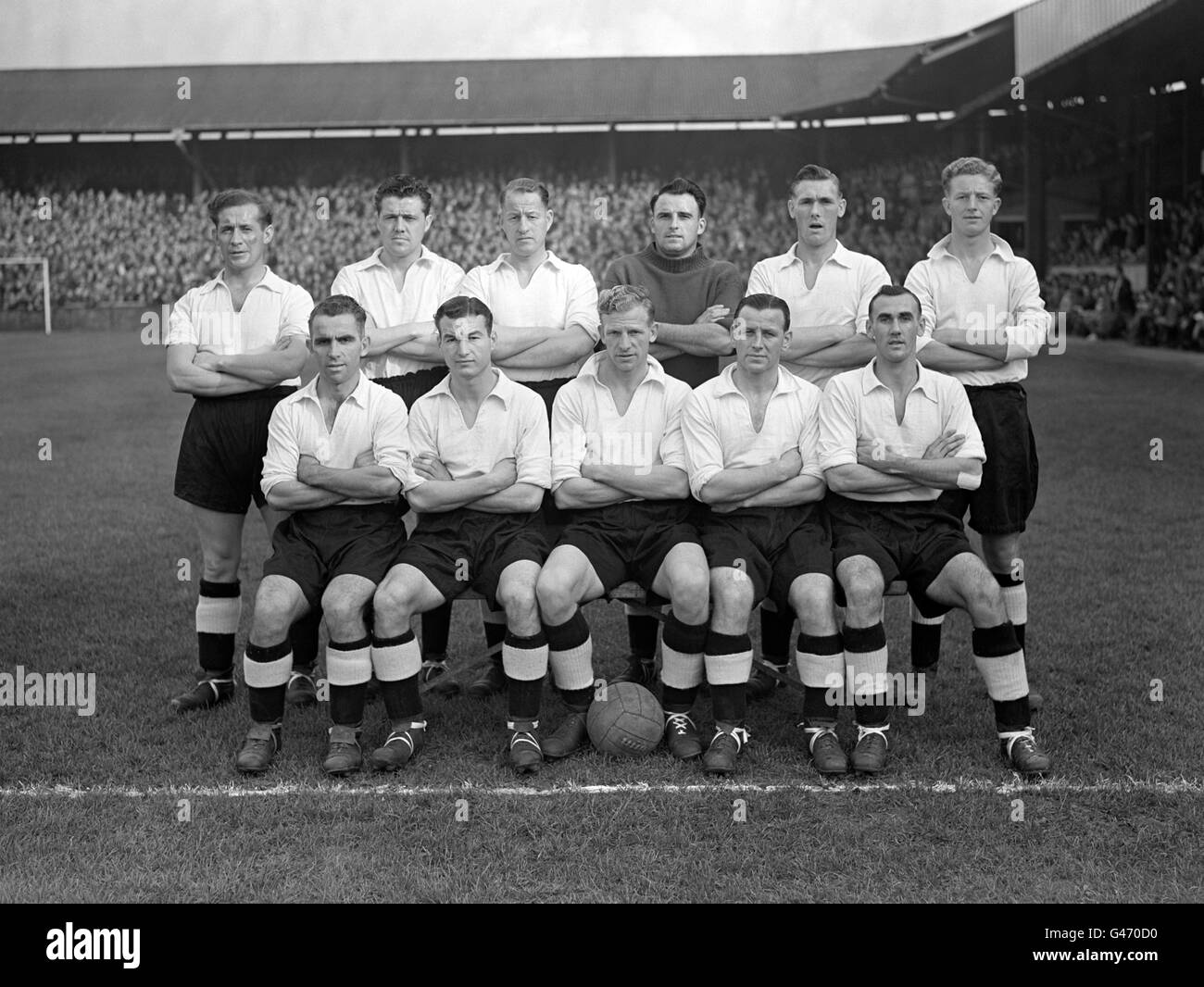 Swansea City squadra prima della partita. (Top l-r) Francis Burns, Sydney Howarth. John Roberts, Bryn J Parry, Gilbert Beech e Ivor Allchurch. (Davanti l-r) Frank Donovan, David Thomas, Reginald Weston, William Lucas e Colin Beech. Foto Stock