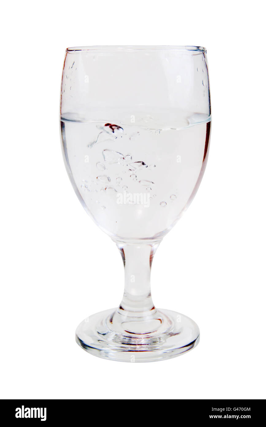 Bolla di aria in acqua per bicchieri da vino su sfondo bianco con workpaths. Foto Stock