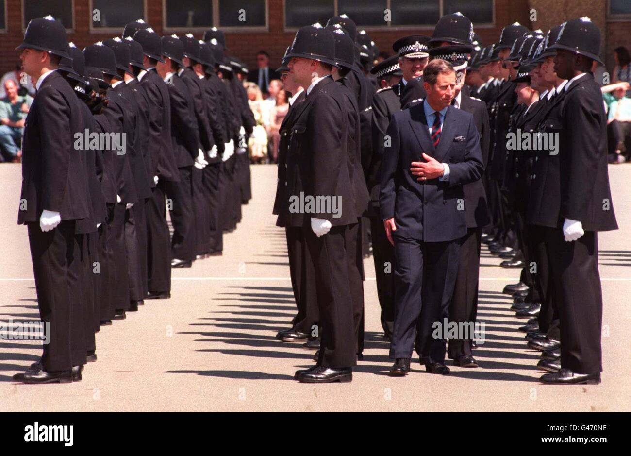 Il Principe di Galles ispeziona un passando dalla sfilata di funzionari di polizia presso il Metropolitan Police Training School a Hendon, nord di Londra Oggi (Venerdì). I nuovi funzionari di polizia saranno tutti gli ufficiali in London Metropolitan Police. (AP / WPA ROTA). Foto Stock