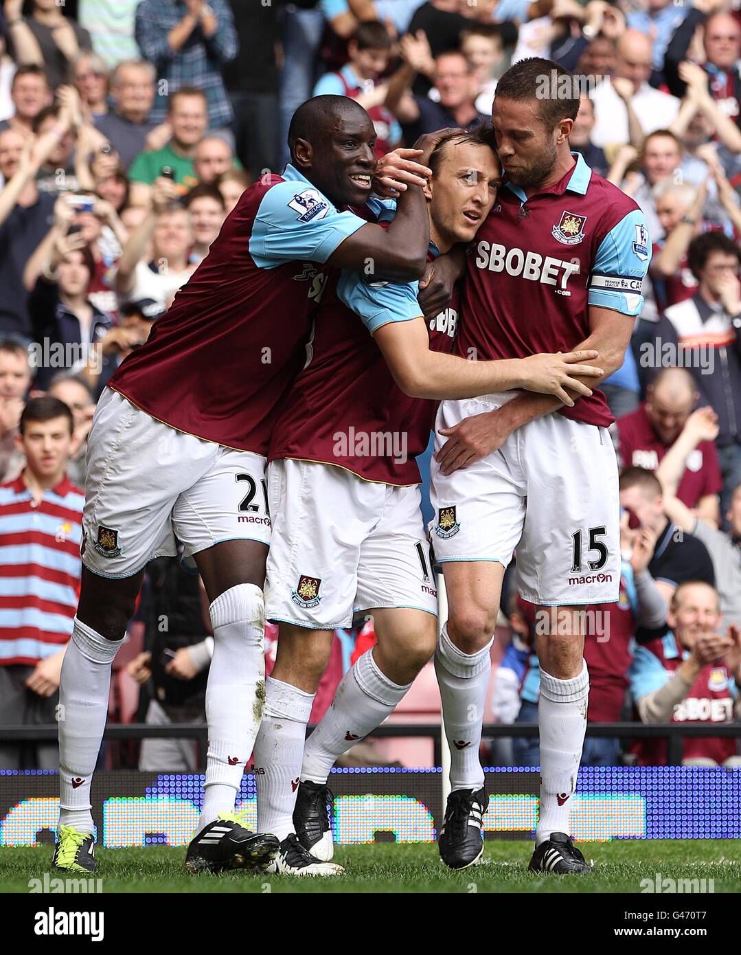 Mark Noble di West Ham United (16) celebra la sua posizione Secondo goal dal posto di penalità con il compagno di squadra Demba Ba (A sinistra) e Matthew Upson (a destra) Foto Stock