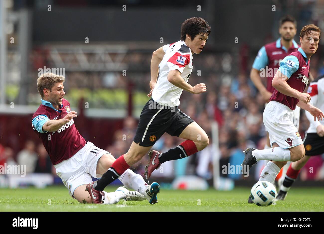 Manchester United's Ji-Sung Park (centro) e West Ham United's Thomas Hitzlsperger (a sinistra) battaglia per la palla Foto Stock