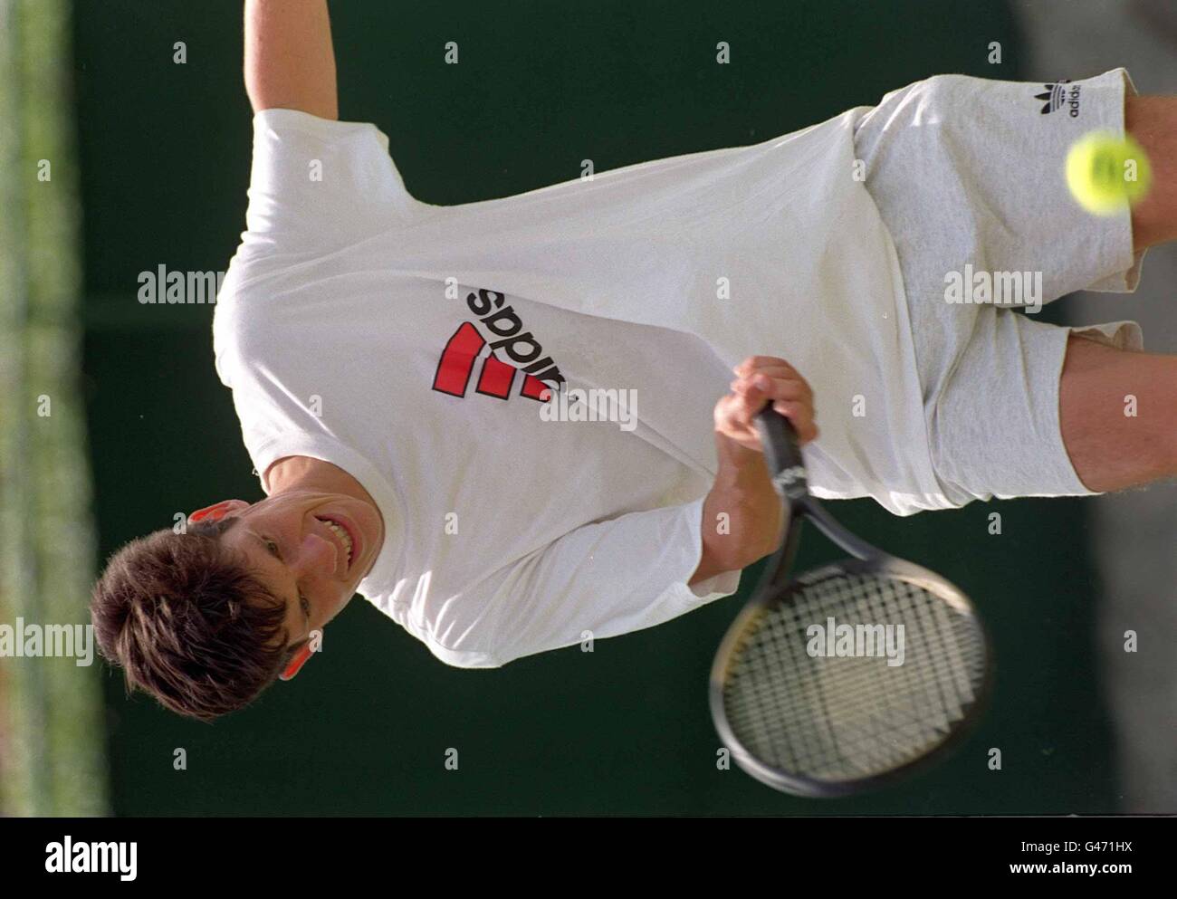 Inglese No 1 Tim Henman fuori sui tribunali di pratica al Queen's Club, Barons Court, Londra, questo pomeriggio (Lunedi). Henman è in programma per una partita doppia con Pete Sampras più tardi oggi. Foto di David Cheskin/PA. Foto Stock