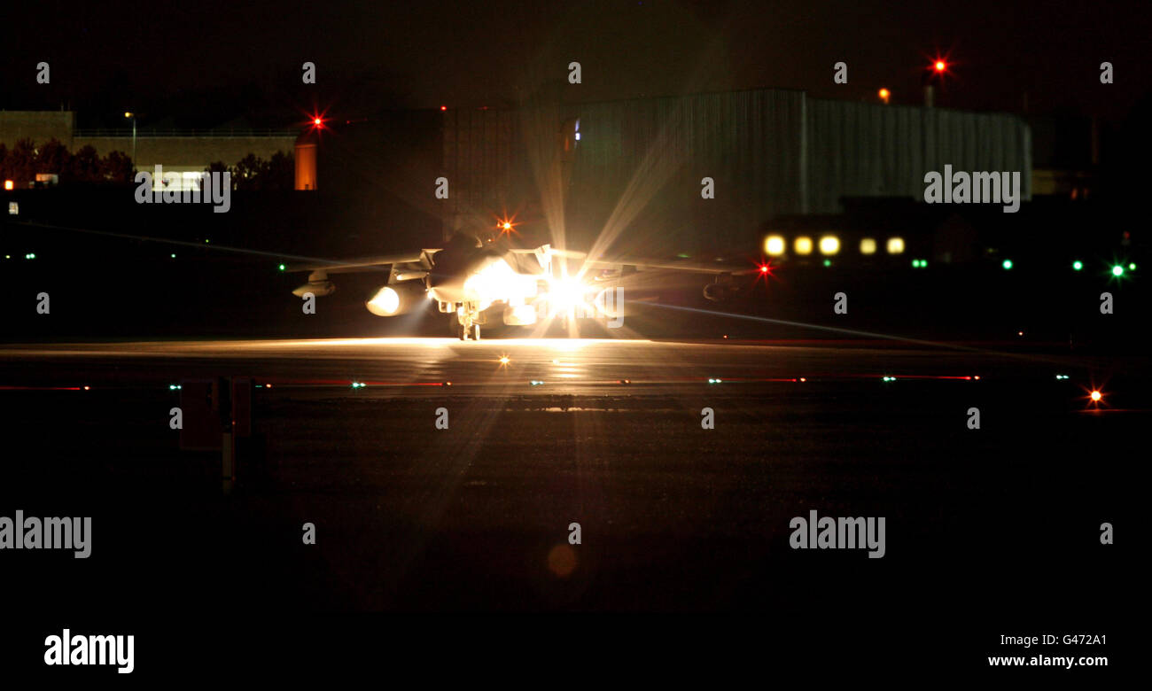 Foto inedita del 19/03/11 di un aereo RAF Tornado GR4 che si prepara al decollo alla fine della pista di RAF Marham, a Norfolk. Foto Stock