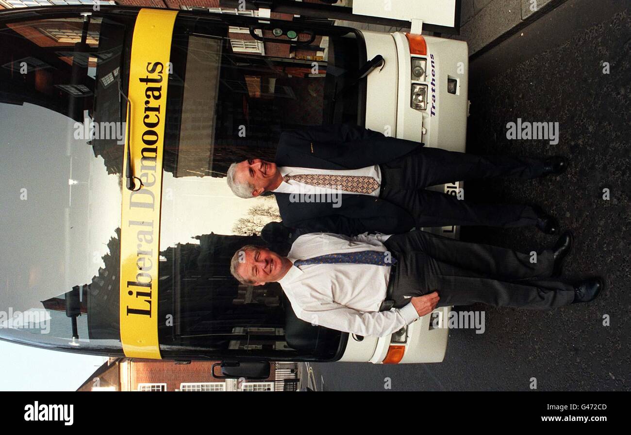 Paddy Ashdown (a sinistra), leader liberaldemocratico, si trova di fronte al suo Campaign Bus elettorale con il driver Bob Bertles, a Londra questa mattina (Weds), prima di partire per il Richmond Under Five's Center sulla King's Road. Foto di Michael Stephens. Vedi PA Story ELECTION Liberals. Foto Stock