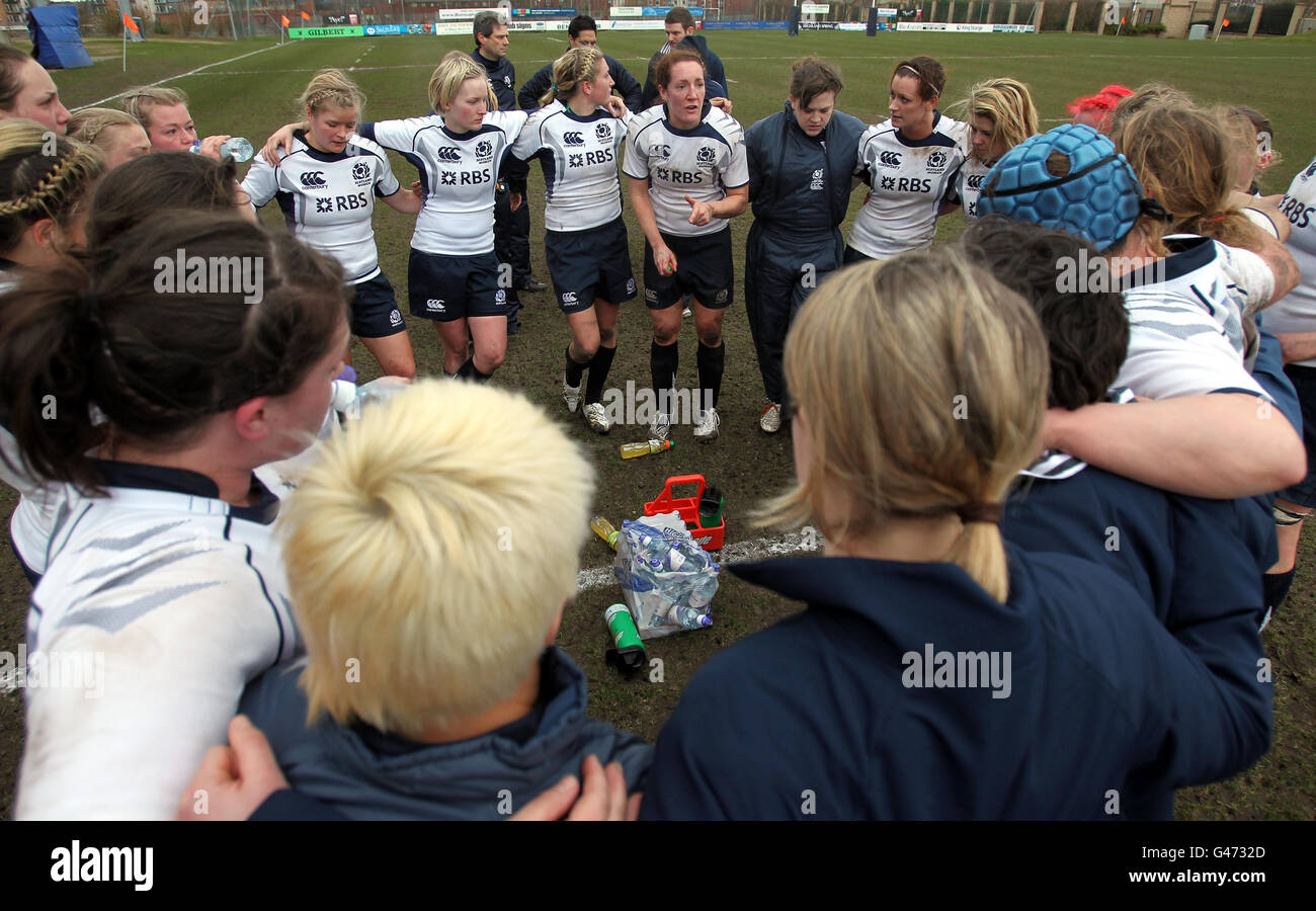 Rugby Union - Women's 6 Nations Championship 2011 - Scozia Women / Italia Women - Meggetland. Il capitano della Scozia Susannah Brown parla con i suoi giocatori alla fine della partita durante la partita delle 6 Nazioni femminili a Meggetland, Edimburgo. Foto Stock