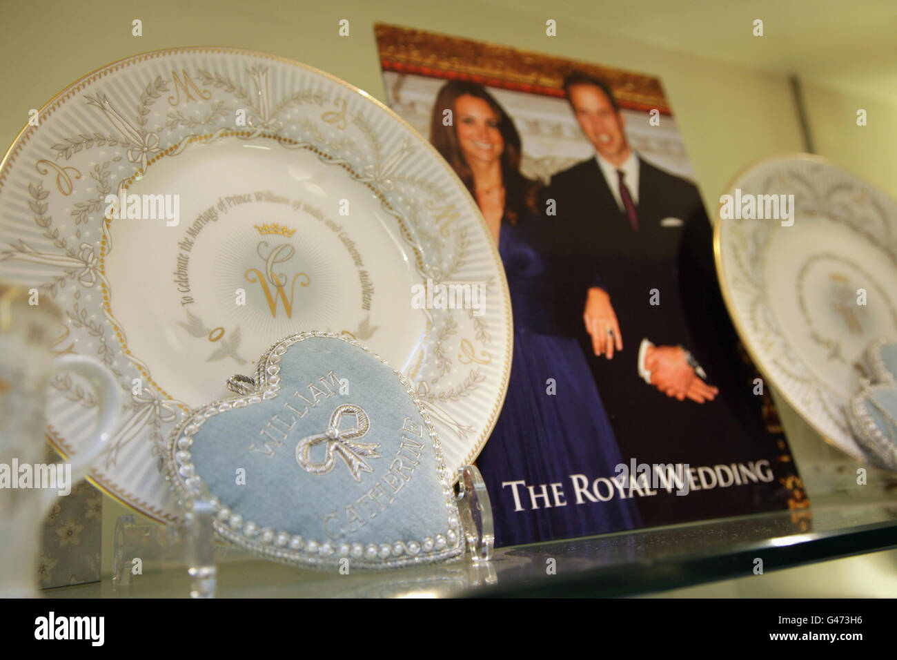 La collezione ufficiale di porcellane commemorative del matrimonio reale è esposta presso il negozio Queen's Gallery di Buckingham Palace Road, a Londra. La speciale Cina commemorativa celebra il prossimo matrimonio del Principe Guglielmo di Galles e di Kate Middleton il 29 aprile 2011. Foto Stock