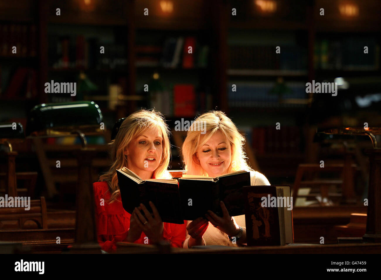 (Sinistra - destra) gli autori Sinead Moriarty e Kathy Kelly leggono i più venduti del 18 ° e 19 ° secolo alla Biblioteca Nazionale d'Irlanda durante una fotocall a una serie di interviste pubbliche gratuite sulla fiction popolare presso la sede. Foto Stock