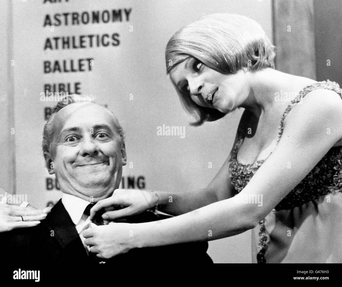 l-r; Hughie Green e Monica Rose sul set di 'Double Your Money'. Foto Stock