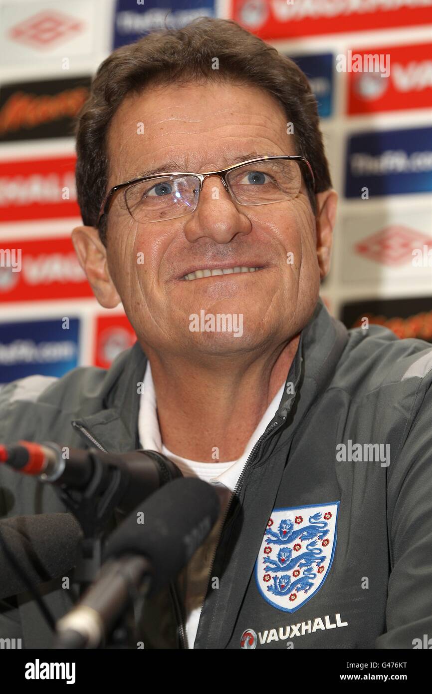 Il manager inglese Fabio Capello parla durante la conferenza stampa Foto Stock
