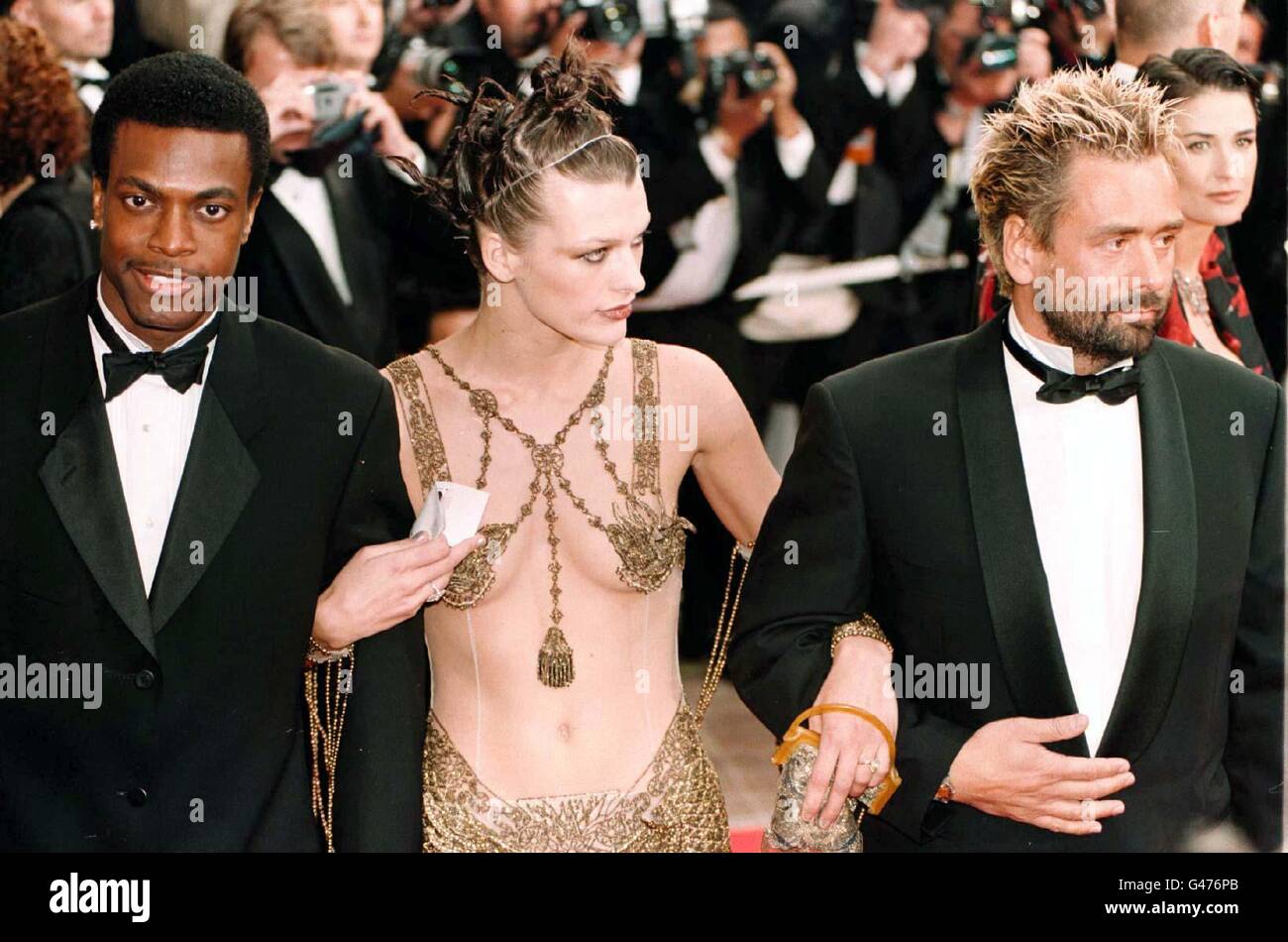 (L/r) Chris Tucker, Milla Jovovich e il regista Luc Besson arrivano per la prima del quinto elemento al 50° Festival di Cannes. Foto Stock