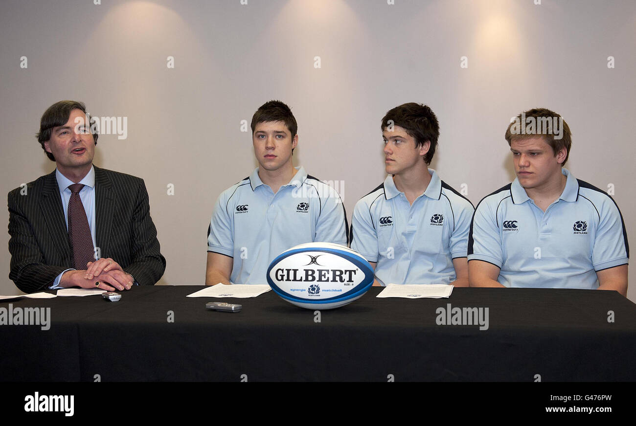 Il Robertson Scholarship Trust Director, Duncan Munro annuncia i tre destinatari della John Macphain Scholarship (da sinistra a destra) Grant Gilchrist (Edinburgh/Stirling County), Harry Leonard (Edinburgh/Boroughmuir) e George Turner (Stewart's melville FP) durante una chiamata di media a Murrayfield, Edimburgo. Foto Stock